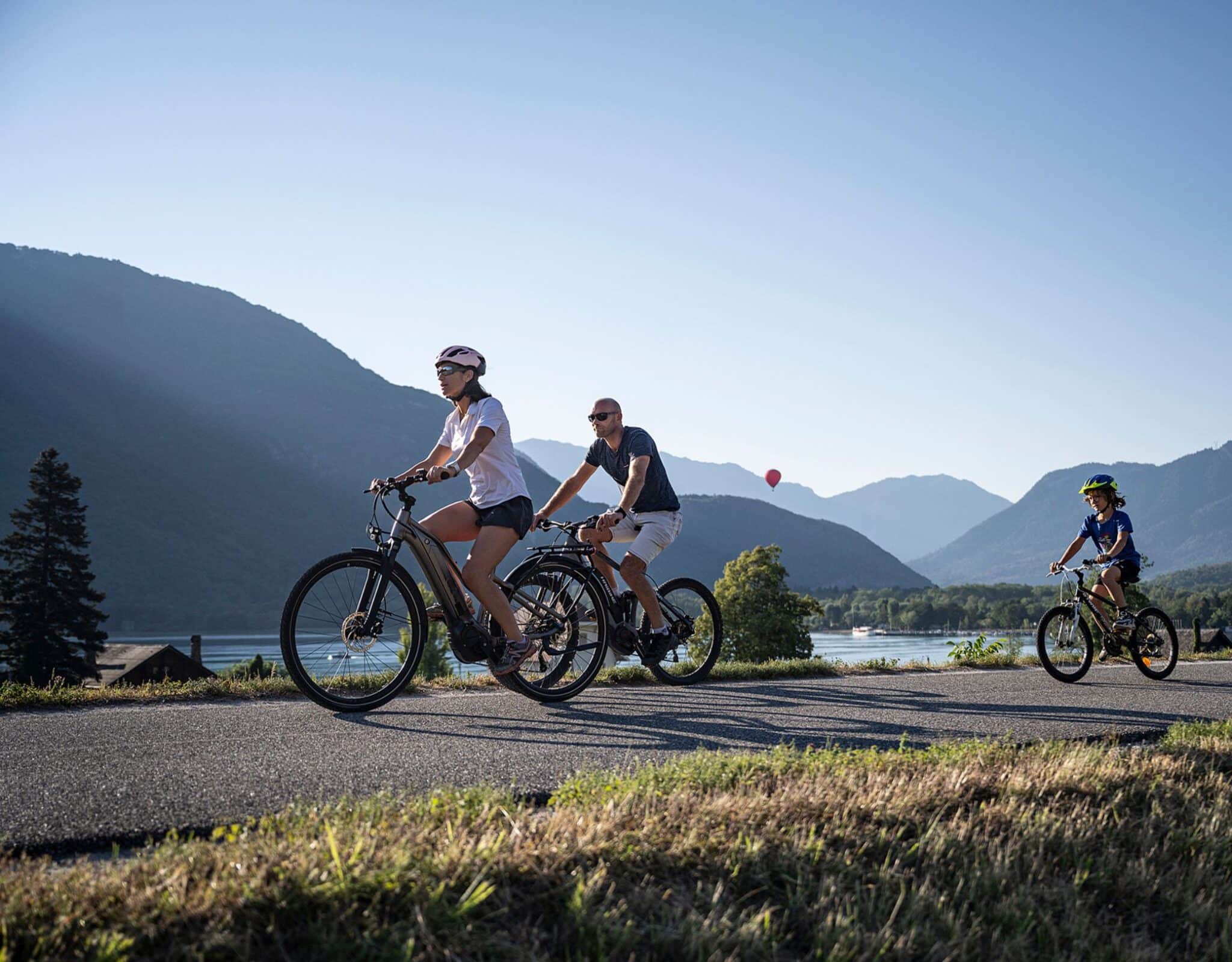 Vélo sur la piste cyclable d'Annecy - Les Sources du lac d'Annecy