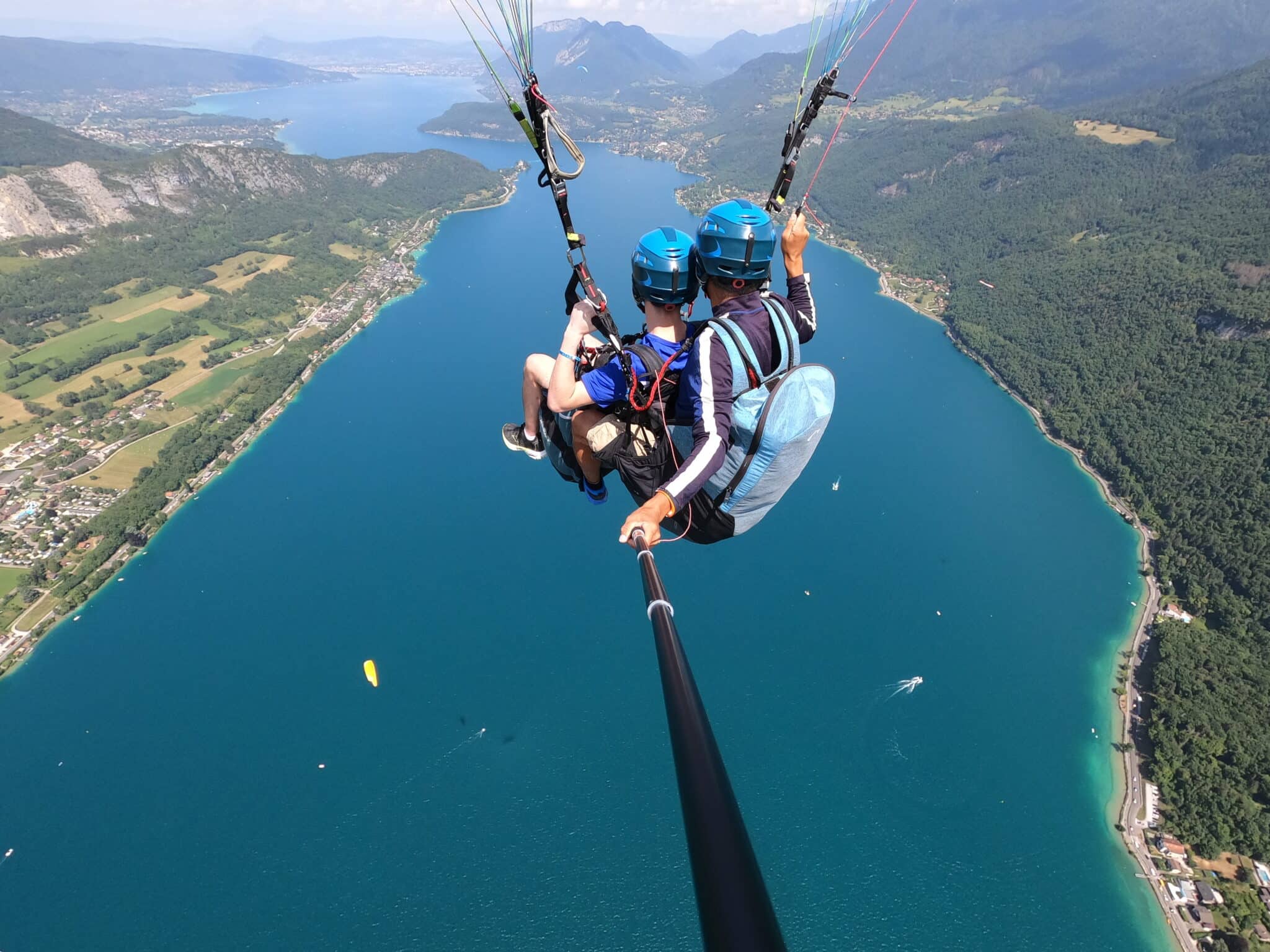 Vol parapente biplace avec Gopro au dessus du lac d'Annecy À l'air libre