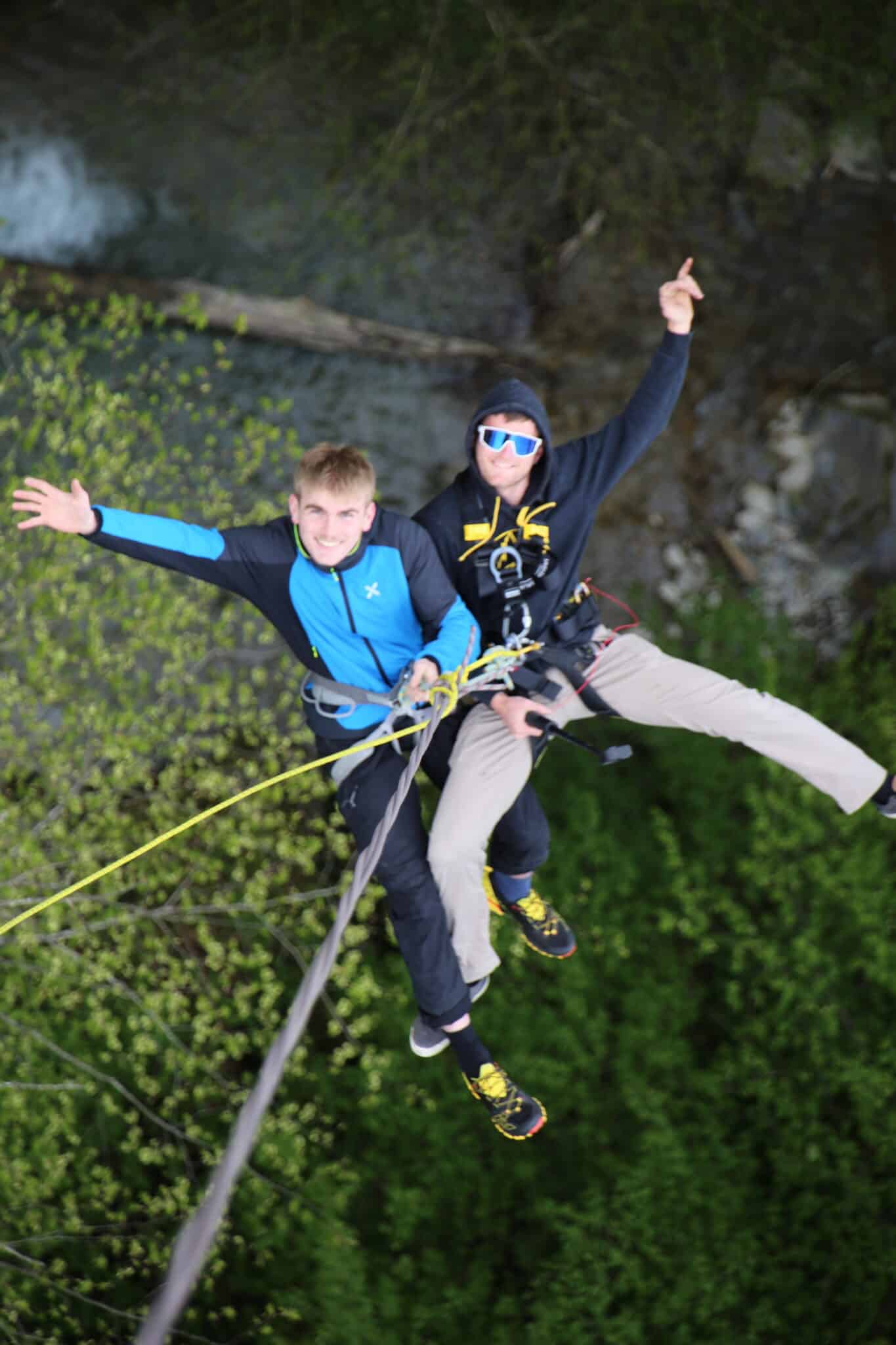 Deux jeunes hommes en saut pendulaire au pont de Seythenex