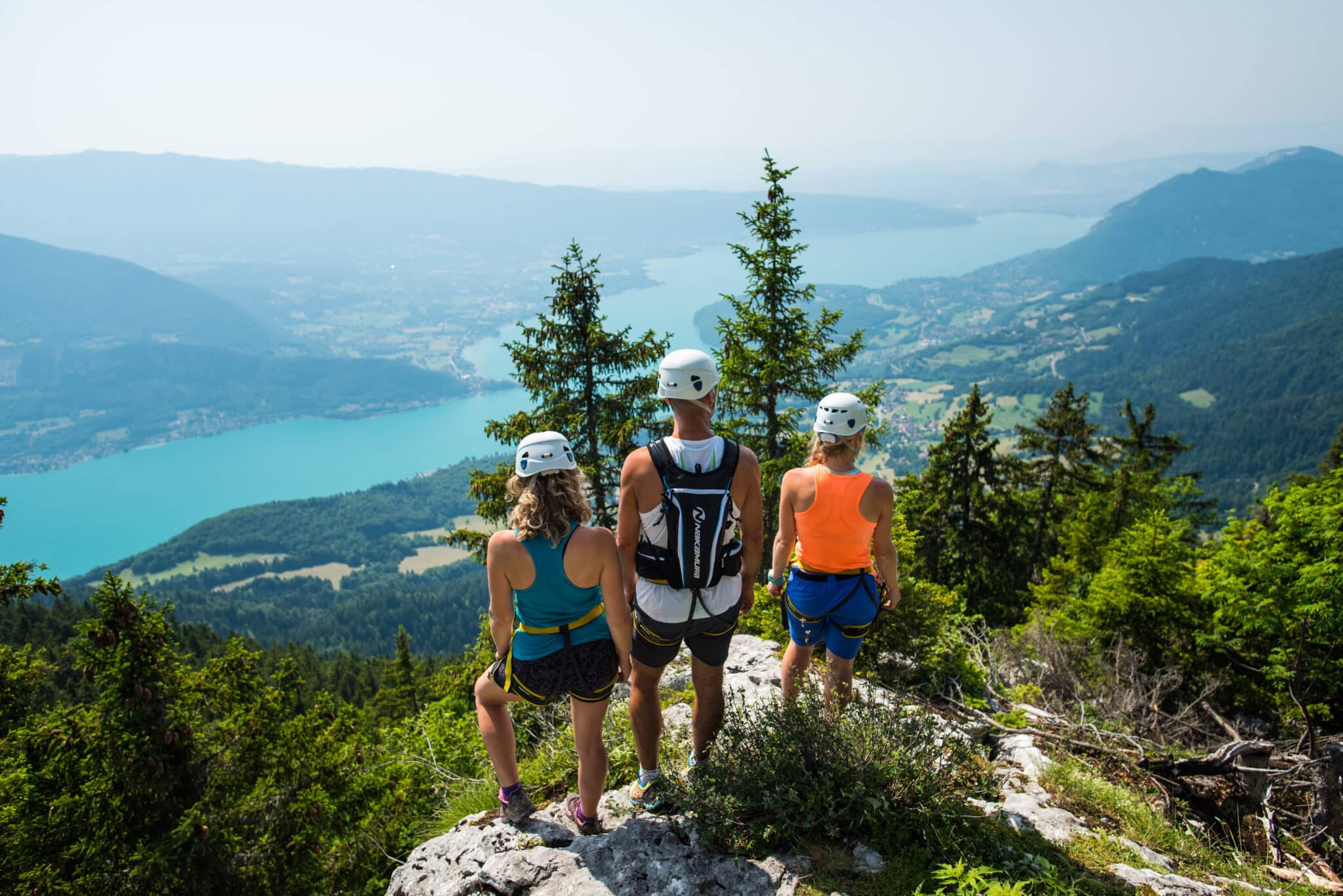 Trois personnes en via ferrata vue sur le lac d'Annecy