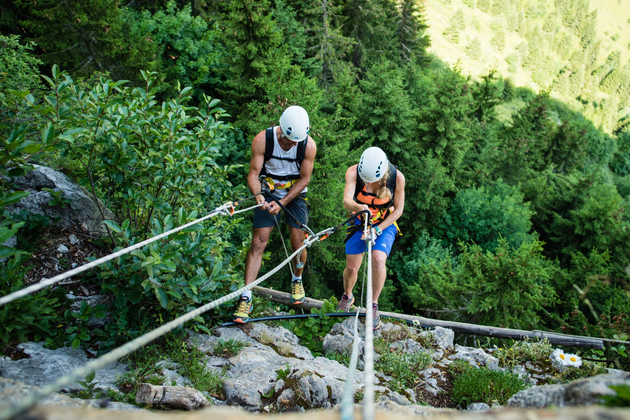 deux personnes encordées en via ferrata à Montmin