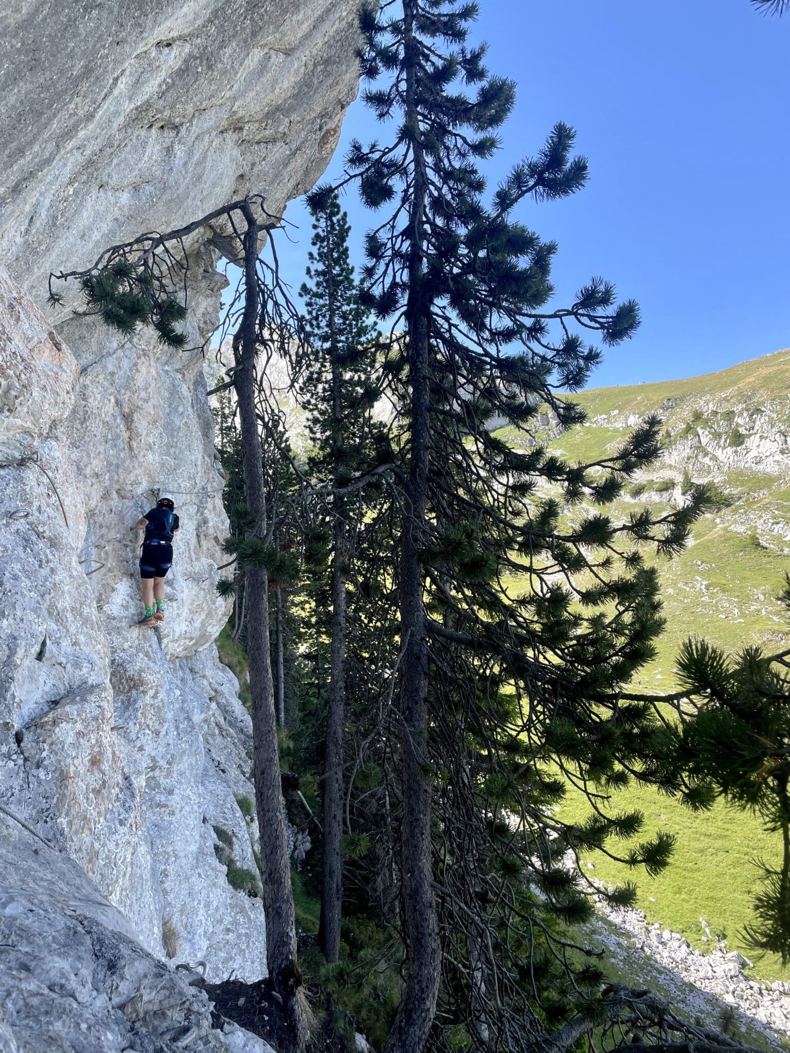 via ferrata la cordée des dahuts la Sambuy femme sur la roche et arbres