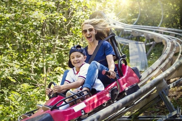 mère et enfant dans une luge sur rails