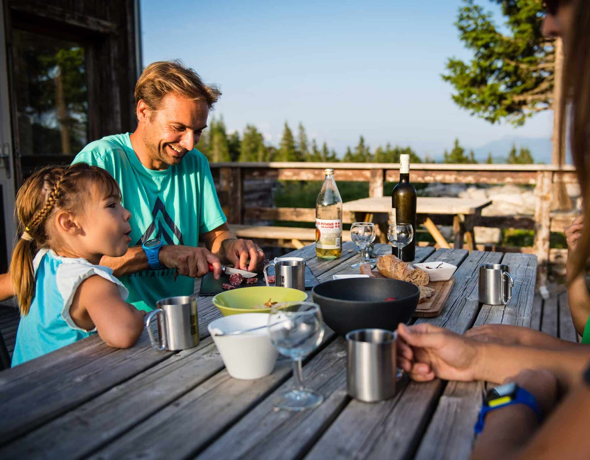 Terrasse refuge Là haut La Sambuy famille qui déjeune à table