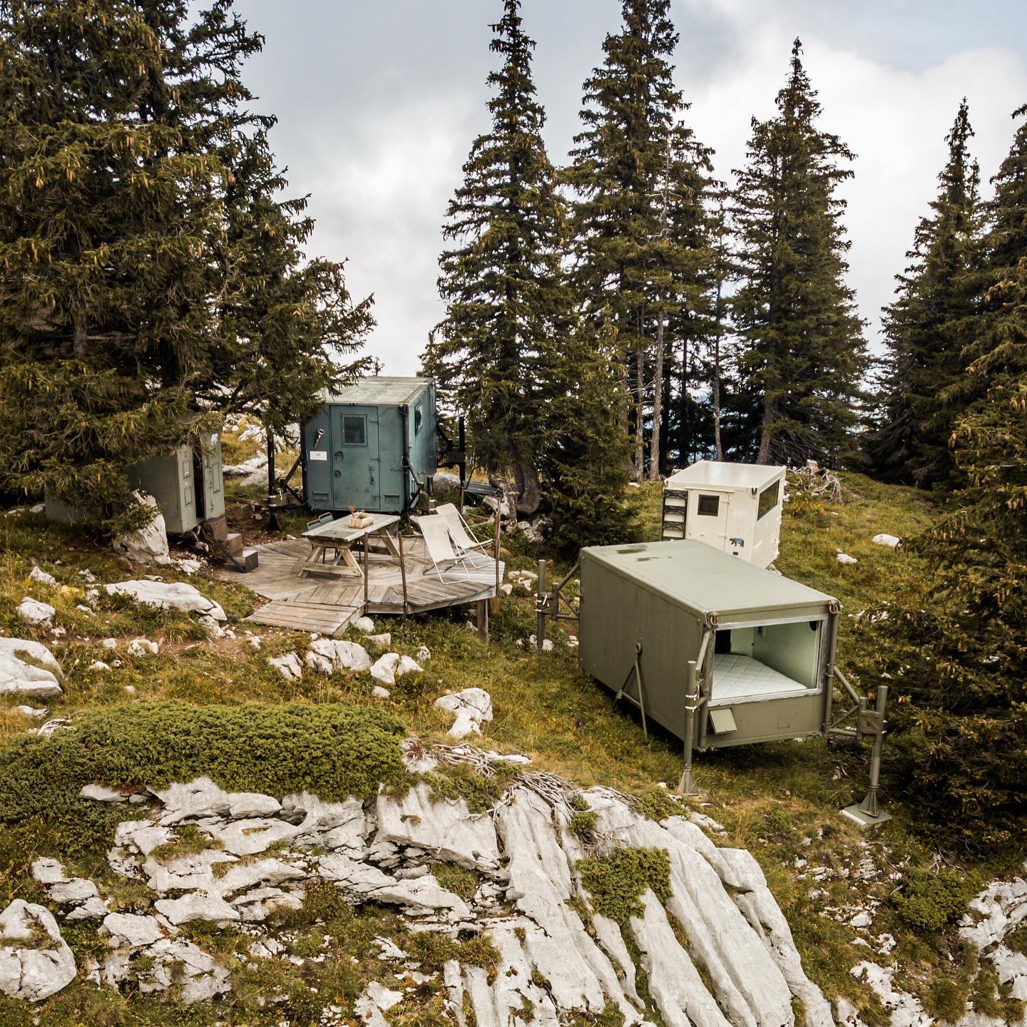 3 Shelters / containers militaires hébergements insolites la Sambuy au milieu des arbres et de la roche