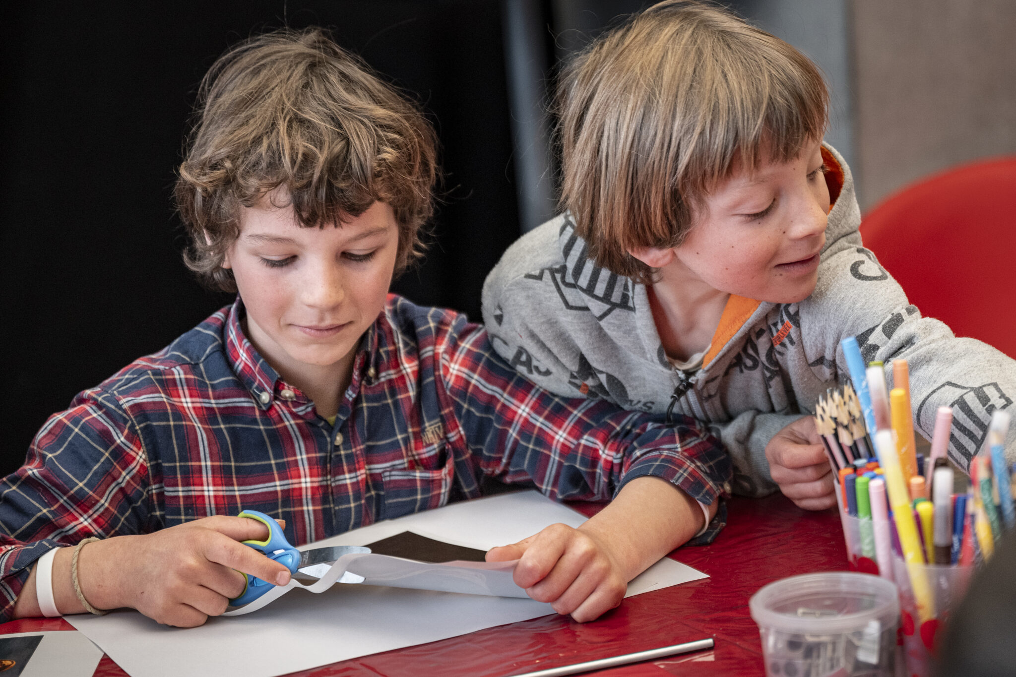 deux enfants lors d'un atelier créatif de découpage