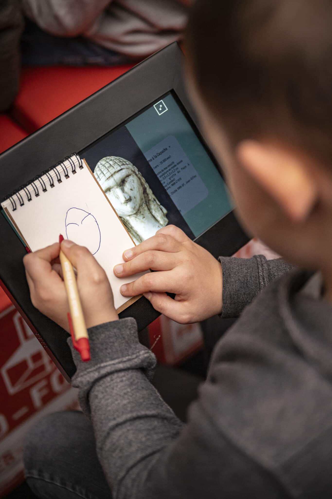 Micro-folie musée numérique Faverges enfant dessinant à partir d'une oeuvre sur tablette