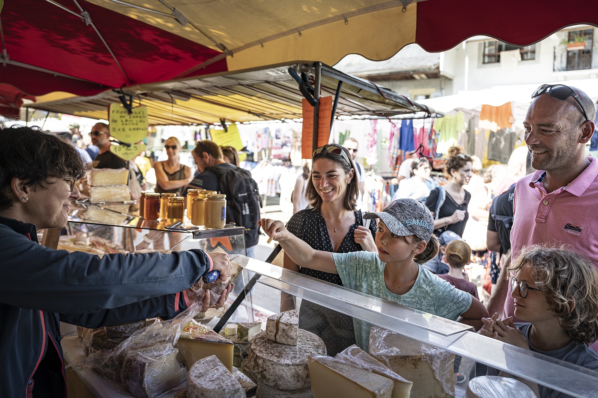 marché estival Doussard vendeuse fromage et famille