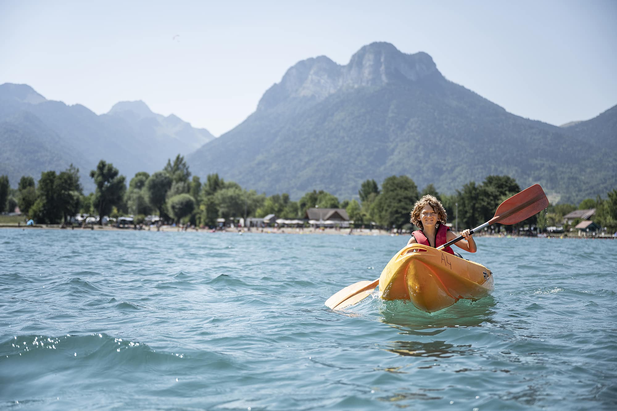 enfant en kayak bout du lac d'Annecy