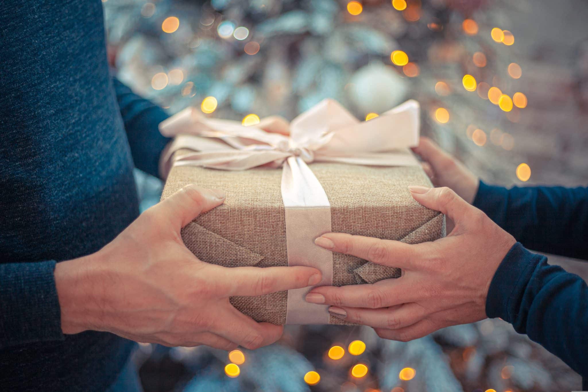 deux personnes échangeant un cadeau