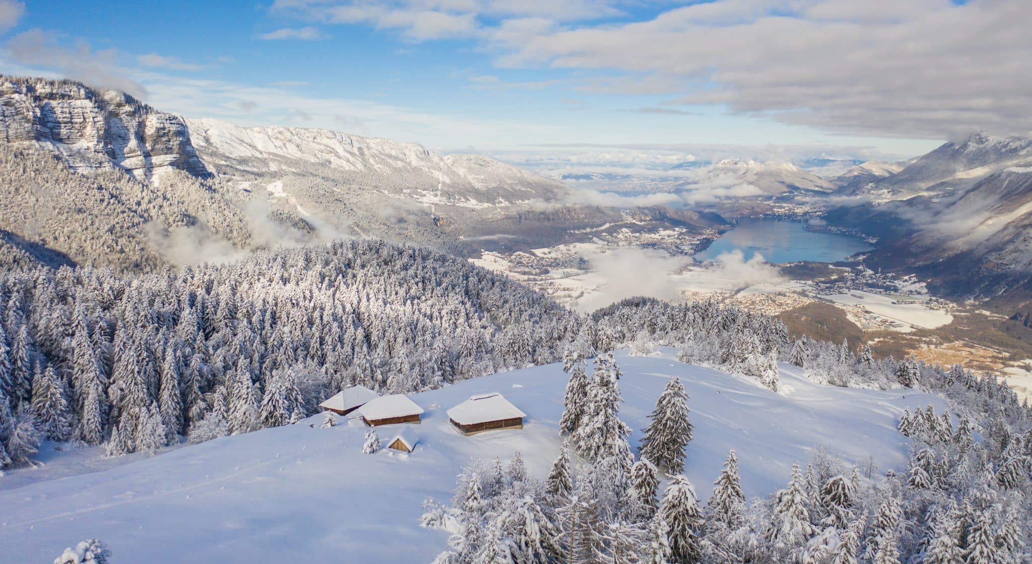 sommets enneigés vue lac d'Annecy