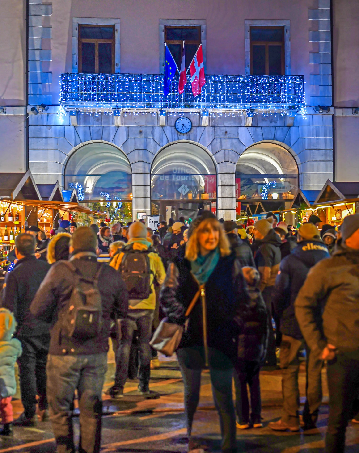 marché de Noël devant l'office de tourisme de Faverges