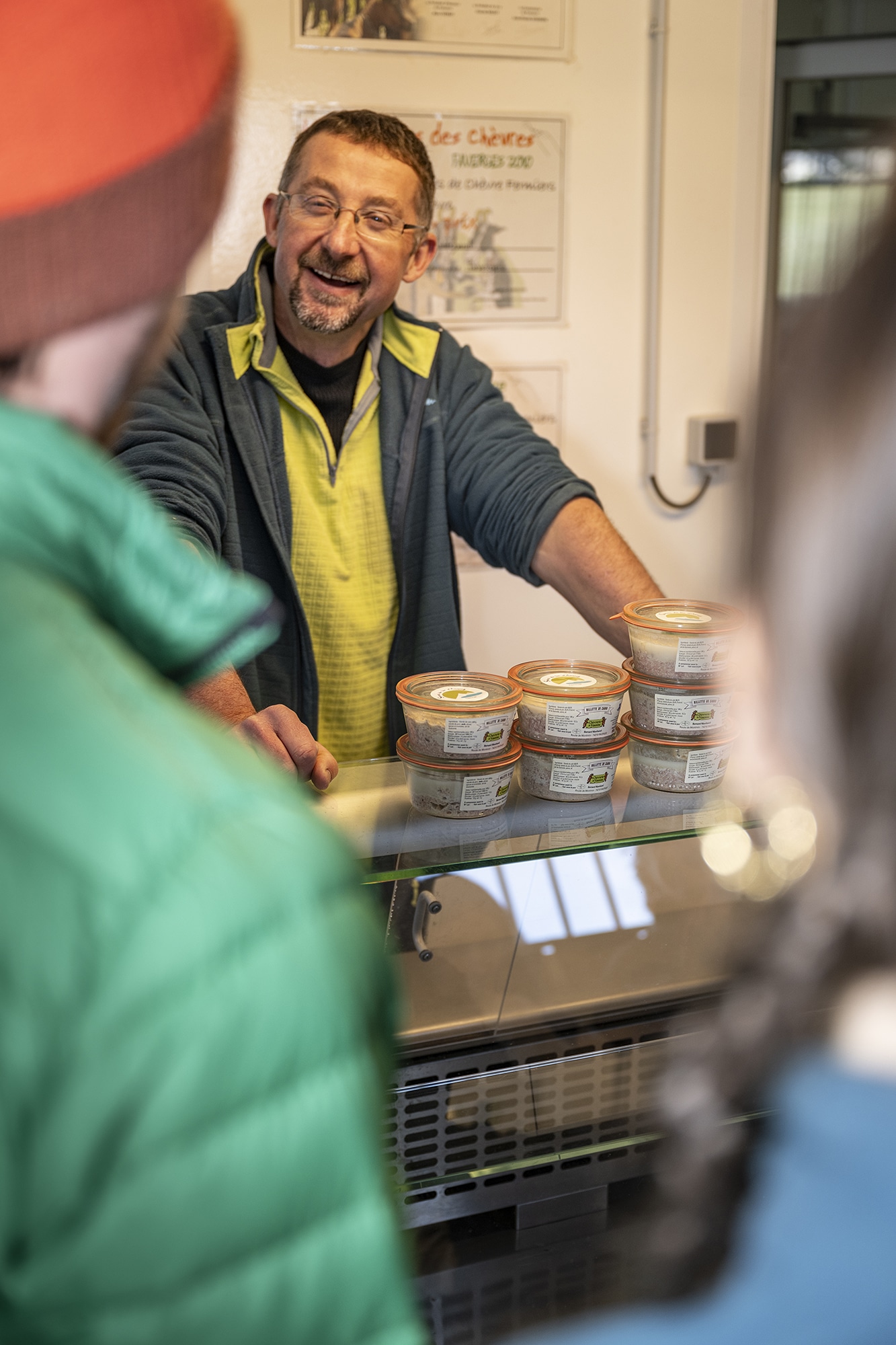 Bernard Marchand chevrier au comptoir avec des bocaux de rillettes de cabris